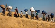 Rohingya bei der Ankunft im Flüchtlingslager. (Bild: Manish Swarup/KEY (Bangladesch, 21. Januar 2018))