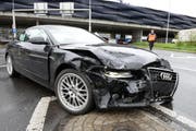 Demolierte Motorhaube: eines der beiden Unfallfahrzeuge. (Bild: Luzerner Polizei)