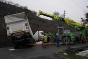 Pneukran bei der Bergung des Lastwagens. (Bild: Kapo Schwyz)