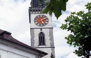Noch gestern Nachmittag zeigte der Kirchturm die falsche Zeit. (Bild: Werner Schelbert (Cham, 11. Juli 2017))