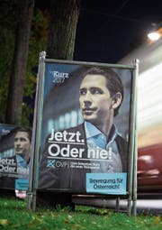 Wahlplakat des ÖVP-Kandidaten Sebastian Kurz. (Bild: Christian Bruna/EPA (Wien, 2. Oktober 2017))