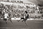 Im gleichen Spiel schiesst Basels Otto Demarmels (rechts, helles Trikot), bedrängt vom Luzerner Verteidiger Richter, das 1:0. (Bild: Keystone)