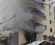 Aus dem Keller des Mehrfamilienhauses in Vitznau steigt dichter Rauch auf. (Bild: Luzerner Polizei)