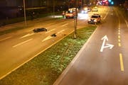 Die Spuren zeigen: Der Motorradfahrer fuhr gegen den Baum auf der Mittelinsel. (Bild: Kantonspolizei Nidwalden)