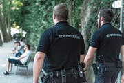 Eine private Sicherheitspatrouille ist in Luzern unterwegs. (Bild: PD)