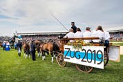 Die Zuger Delegation wirbt in Estavayer-le-Lac für das nächste Eidgenössische. (Bild: Keystone/Jean-Christophe Bott)