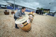 Letzte Handgriffe vor dem kantonalen Jugendmusikfest in Gunzwil. Auf dem Bild zu sehen sind Hubert Küng, Leiter Festbetrieb, (links) und Stefan Frank. (Bild Pius Amrein)