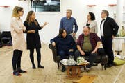 Die Proben der Zuspi in der Gewürzmühle gehen in die Endphase: Tito Merelli (Rémy Frick) und seine Frau Maria (Marina Kendall) diskutieren auf dem Sofa mit der Opernhaus-Crew. (Bild: Graeme Ross)