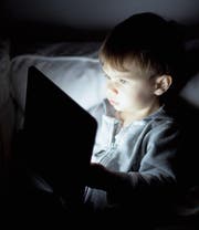 «Weg mit Smartphone, Tablet und all diesen technischen Sachen, die heute allzu häufig zwischen Eltern und Kindern stehen», sagt Psychotherapeutin Michaela Huber. (Bild: Getty)