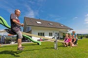 Sie haben sich den Traum vom Eigenheim erfüllt: Lotti und Kaspar Kretz mit ihren Töchtern Laura, Anja und Selina (von links). (Bild Philipp Schmidli)