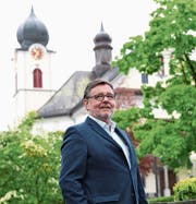 Chlausenvater Freddy Duss vor der Kirche St. Maria in Ebikon. (Bild: Nadia Schärli (1. Mai 2017))