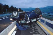 Das Auto blieb nach dem Überschlag auf dem Dach liegen. (Bild: Kapo Nidwalden)