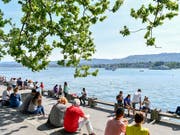 Menschen geniessen im letzten Frühling am Zürichsee fast sommerliche Temperaturen. (Archivbild) (Bild: KEYSTONE/WALTER BIERI)
