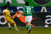 Dimitar Rangelov versenkt in letzter Minute einen Elfmeter für den FCL und sichert diesem somit einen Punkt. (Bild: Keystone)