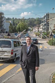 Abstimmungssieger und SVP-Präsident Peter With vor dem Bahnübergang in Littau, der dereinst autofrei werden soll. (Bild: Pius Amrein (Littau, 24. September 2017))