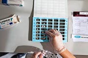 Pharmafirmen sind daran interessiert, dass die Spitäler ihre Medikamente abgeben. (Bild: Keystone)