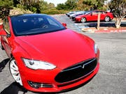 Rund 25'000 Tesla-"Model S"-Autos werden nach einem tödlichen Unfall unter die Lupe genommen. (Symbolbild) (Bild: KEYSTONE/EPA FILE/JOHN G. MABANGLO)