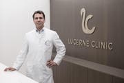 Dr. med. Jürg Häcki, Facharzt FMH für Plastische, Rekonstruktive und Äthetische Chirurgie im Vorzimmer der Lucerne Clinic in Luzern. (Bild: Pius Amrein)