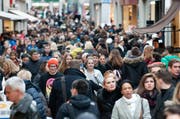 Blick in die Luzerner Innenstadt am Samstag vor dem vierten Adventssonntag, für den abermals eine dichte Schar an Kunden erwartet wird. (Bild: Boris Bürgisser / Neue LZ)