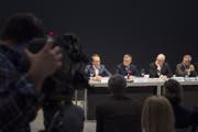 An der Medienorientierung in Zürich (von links): Axel Wüstmann (CEO der AZ Medien), Peter Wanner (AZ-Verleger), Etienne Jornod (Verwaltungsratspräsident NZZ), Pascal Hollenstein (Publizistischer Leiter NZZ-Regionalmedien). (Bild: Keystone (07.12.2017, Zürich))