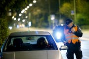 Die Polizei kontrolliert eine Autolenkerin. (Archivbild Stefan Kaiser)