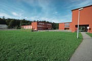 Blick von Süden auf die Schulanlage Erlen in Emmen. Der neue Trakt soll links auf der Wiese zu stehen kommen. (Bild: PD)