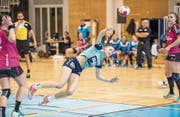 Gekonnte Flugeinlage der LK-Zug-Spielerin Daphne Gautschi: Die 16-Jährige ragte im Zentralschweizer Derby gegen Nottwil aus dem Kollektiv heraus, erzielte sechs Treffer. Bild: Roger Grütter (Nottwil, 19. Februar 2017)