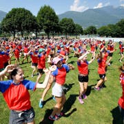 Die Zugerinnen begeistern die Gäste in Tenero mit ihrem Flashmob. Zudem können die Mädchen im Lager viele verschiedene Sportarten ausprobieren, ... (Bild: Neue ZZ / Stefan Kaiser)
