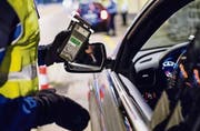 Die Zentralschweizer Polizei ist unter dem Strich zufrieden: 96 Prozent der Lenker waren während der Fasnacht fit unterwegs. (Bild: Keystone)