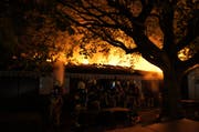 Die Freiwillige Feuerwehr Zug (FFZ) war schnell mit ersten Einsatzkräften vor Ort und bekämpfte das Feuer. (Bild: Zuger Polizei)