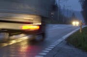 Bei Dunkelheit und bei Nebel sollen Tagfahrlicht und Abblendlicht eingeschaltet sein. (Bild: Eveline Beerkicher (Mosen, 28. November 2001))