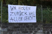 Die Hausbesetzer schlagen kämpferische Töne an. (Bild: Leserbild: Philipp Birchmeier)