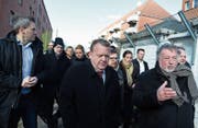 Der dänische Ministerpräsident Lars Lökke (Mitte) bei einer Begehung im Vorort Mjölnerparken. (Bild: Mads Rasmussen/EPA (Kopenhagen, 1. März 2018))