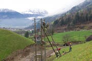 Eine neue, 15'000 Volt starke Leitung wurde im Schächental montiert. (Bild: PD)