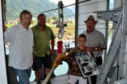 Sie sind mit der Messstation Swissli bestens vertraut; von rechts: Stationsbeobachter Fredi Kempf, Enkelkind Daniel, Sohn Walter und Hanspeter Hodel vom Bundesamt für Umwelt. (Bild: Georg Epp / Neue UZ)