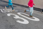 Eine Tempo-30-Zone wird auch bald an der Kirchmattstrasse in Zug eingeführt. (Symbolbild) (Bild: Archiv / Neue LZ)