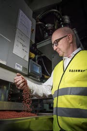 Urs Bachmann, Geschäftsführer der Bachmann Forming AG, bei einer Produktionsmaschine, wo aus Granulat Material für nachhaltige Verpackungen produziert wird. (Bild: Pius Amrein (Hochdorf, 28. Juni 2017))