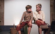 Nils Brunner und Lia Stoffer spielen während der Generalprobe die Szene «Die Kinderbrücke». (Bild: Boris Bürgisser (Rothenburg, 29. August 2017))