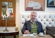Der Orden schmückt sein Revers: Victor Saudan im «Mardi Gras», einem seiner Lieblingscafés. (Bild: Manuela Jans-Koch (Luzern, 1. Dezember 2017))