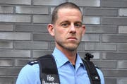 Ein Hessischer Polizist mit der speziell gekennzeichneten Weste. (Bild: pd)