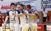 Die Zuger mit dem dreifachen Torschützen Manuel Staub (im Vordergrund) haben sich eine Pause verdient. Bild: Werner Schelbert (Zug, 22. Februar 2017)