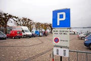 Dieses Schild stand nur kurze Zeit: Auch während des Weihnachtsmarkts darf hier nun nicht parkiert werden. (Bild Maria Schmid)