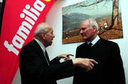 Der erste Geschäftsführer der Bio Familia Caspar Arquint (links) im Gespräch mit Klaus Hipp von der Eigentümerfamilie anlässlich der Eröffnung des Neubaus 2010. (Bild: Archiv / Neue OZ / Robert Hess)