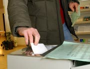 Stimmbürger an der Urne. Bild Remo Inderbitzin/Neue LZ (Archiv)
