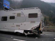 Das Heck des Wohnmobils wurde durch den Aufprall stark beschädigt. (Bild: Kantonspolizei Uri)
