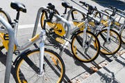 In Zürich stehen die Velos von O-Bike aufgereiht bereit. Auch in Luzern wäre alles für den Start vorbereitet gewesen. (Bild: Walter Bieri / Keystone (Zürich, 14. August 2017))