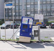 Der stark beschädigte Ticketautomat der vbl in Emmenbrücke. (Bild: Luzerner Polizei)