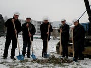 (V.l.) Walter Wolfer, Präsident Kirchenpflege Buchrain-Root; Carsten C. Görtzen, Pfarrer Teilkirchgemeinde Buchrain-Root; Hanspeter Lüthi, Architekt; Andi Schmid, Architekt; Hansedi Blatter, Kirchenvorstand Ressort Bau. (Bild pd)