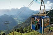 Landwirt Toni Arnold sitzt mit seiner Familie in seiner Kleinluftseilbahn oberhalb von Wolfenschiessen. (Bild Nadia Schärli)