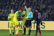 Schiedsrichter Tony Chapron zeigt Nantes-Verteidiger Diego Carlos die rote Karte. (Bild: Eddy Lemaistre/EPA)